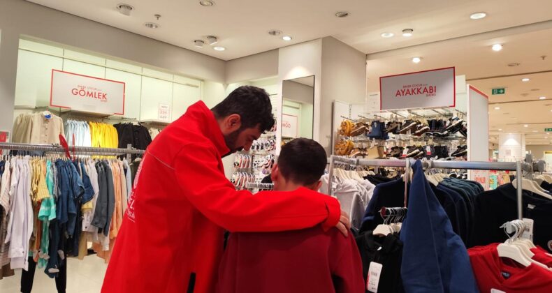 Vakıflar Bölge Müdürlüğü’nden 4 İlde 2 Bin 300 Yetim ve Öksüz Çocuğa Giysi Yardımı