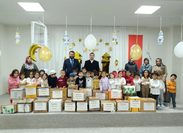 Kur’an Kursu Öğrencileri, Ramazan İyilik Kolisi Hazırlayarak Müftülüğe Teslim Etti