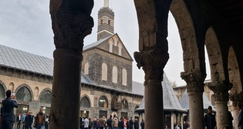 Diyarbakır’da bayram namazında tarihi Ulu Cami doldu