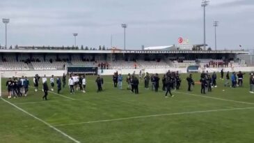 Diyarbekirspor – Elazığspor maçı öncesi saha karıştı! Polis araya girdi
