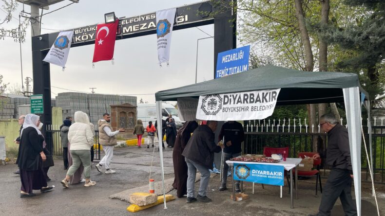 Diyarbakır’da Mezarlık ziyaretinde bulunanlara ikram