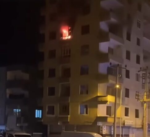 Diyarbakır’da ağır hasarlı binadaki yangın söndürüldü