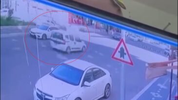 Otomobille çarpışan hafif ticari araç takla attı; 2 yaralı o anlar kamerada