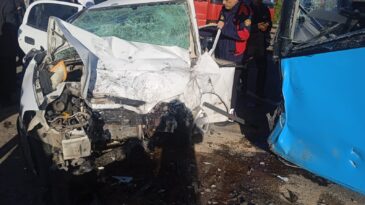 Otomobil ile belediye otobüsü kafa kafaya çarpıştı: 1 ölü, 4 yaralı