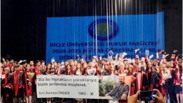 Dicle Üniversitesi’nde Mezuniyet Töreninde Sırrı Süreyya Önder İçin Pankart Açıldı