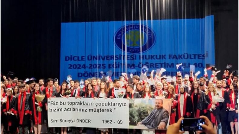 Dicle Üniversitesi’nde Mezuniyet Töreninde Sırrı Süreyya Önder İçin Pankart Açıldı
