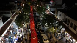 Diyarbakır’da 157 Metrelik Türk Bayrağıyla ‘Fener Alayı’ Yürüyüşü