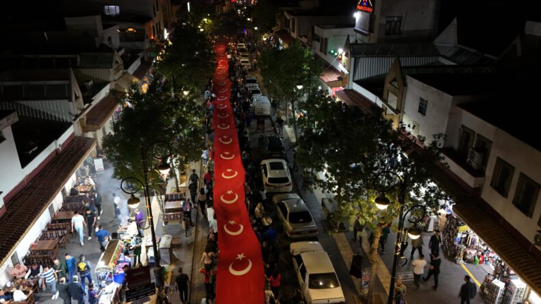 Diyarbakır’da 157 Metrelik Türk Bayrağıyla ‘Fener Alayı’ Yürüyüşü