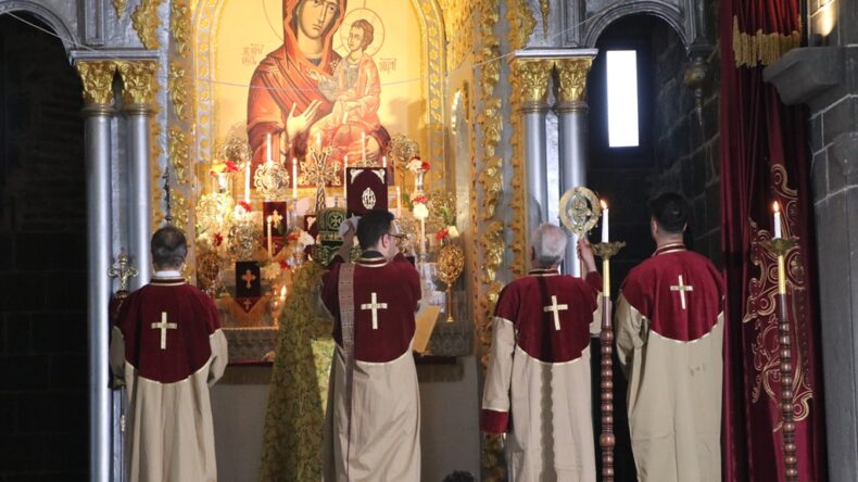 Surp Giragos Kilisesi’nde ‘İsim Ayini’ Yapıldı