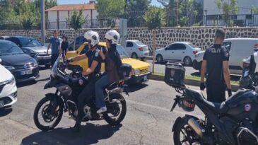 Diyarbakır’da isimleri karıştırılan okulların önünde önlem alan polis, 13 adayı sınava yetiştirdi