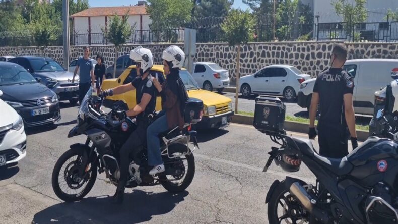 Diyarbakır’da isimleri karıştırılan okulların önünde önlem alan polis, 13 adayı sınava yetiştirdi