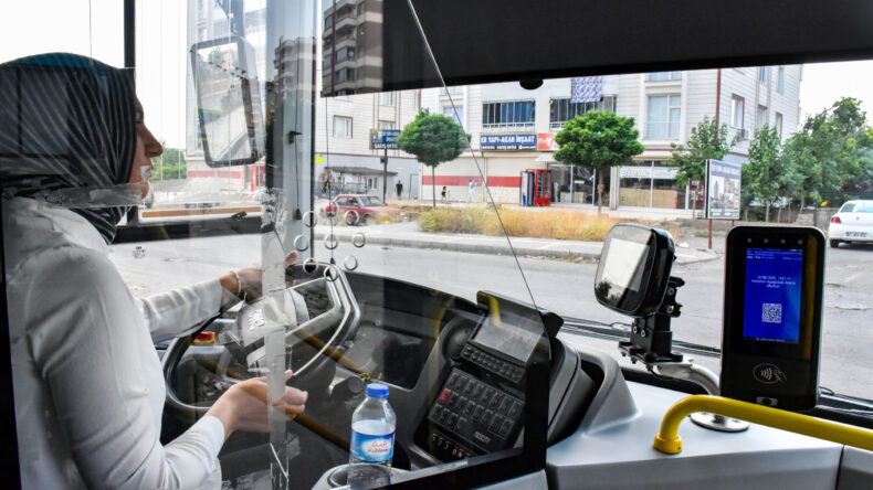 Diyarbakır’da 12 yeni kadın şoför direksiyona geçti