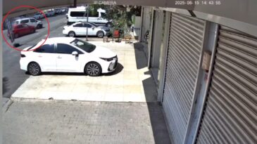Diyarbakır’da 2 otomobilin kafa kafaya çarpıştığı kaza kamerada