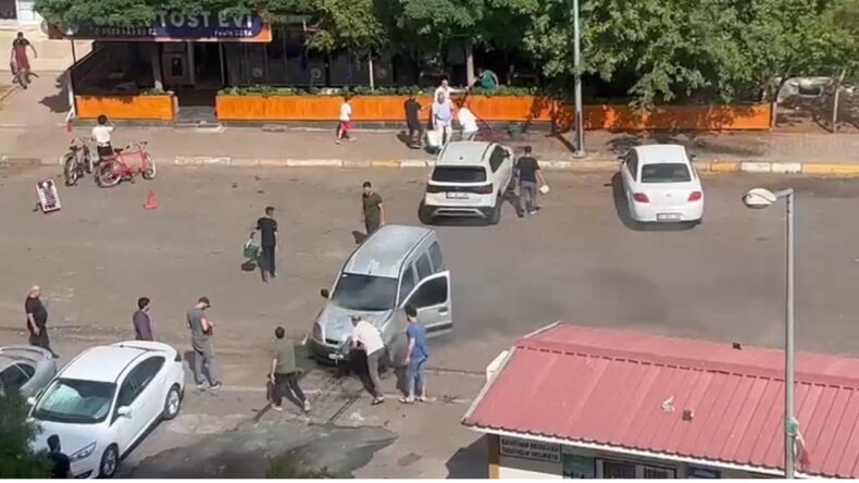 Diyarbakır’da Park Halindeki Araç Alev Aldı: Esnaf ve Vatandaşlar Müdahale Etti