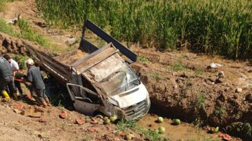 Bismil’de şarampole devrilen kamyonetteki 3 kişi yaralandı, 2 ton karpuz çevreye saçıldı