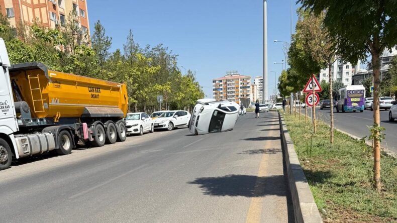 Diyarbakır’da kaldırıma çarpan otomobil yan yattı: 2 yaralı
