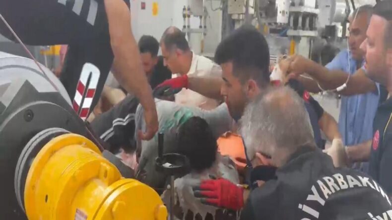 Diyarbakır’da elini levha kesme makinesine kaptıran işçi kurtarıldı