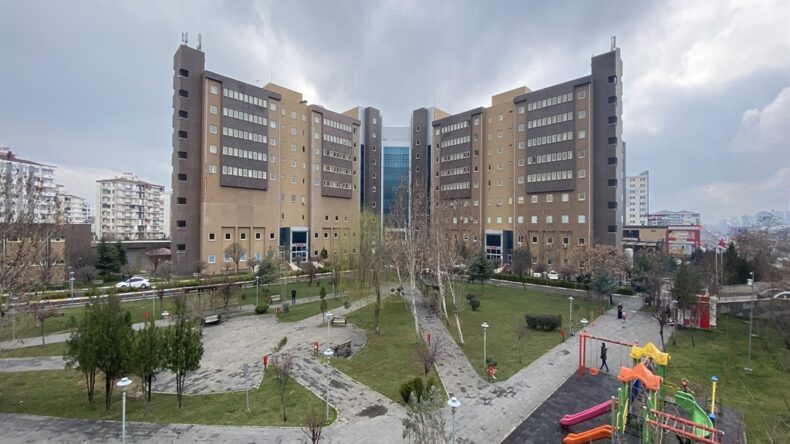 18 Yıl Sonra Başkasının Çocuğu Olduğu Ortaya Çıktı; Bebeklerin Karıştığı İddiası Mahkemeye Taşındı