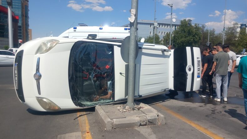 Diyarbakır’da otomobille çarpışan hafif ticari araç yan yattı