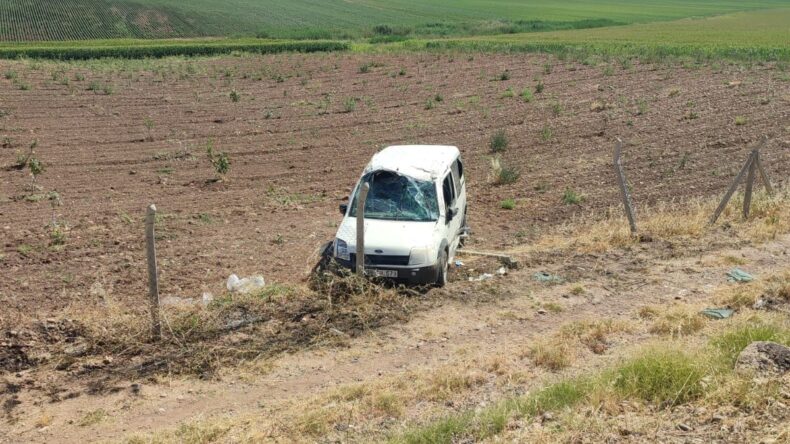 Diyarbakır’da Hafif ticari araç tarlaya uçtu:2’si çocuk 6 yaralı