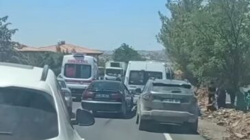 Diyarbakır-Silvan Yolunda 3 araç çarpıştı: trafik felç oldu.