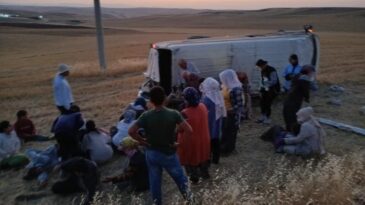 Diyarbakır’da tarım işçilerini taşıyan minibüs şarampole yuvarlandı: 2’si ağır 17 yaralı