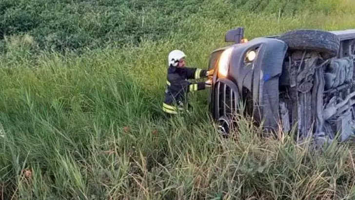 Diyarbakır’da tur minibüsü devrildi; 1’i bebek 7 yaralı