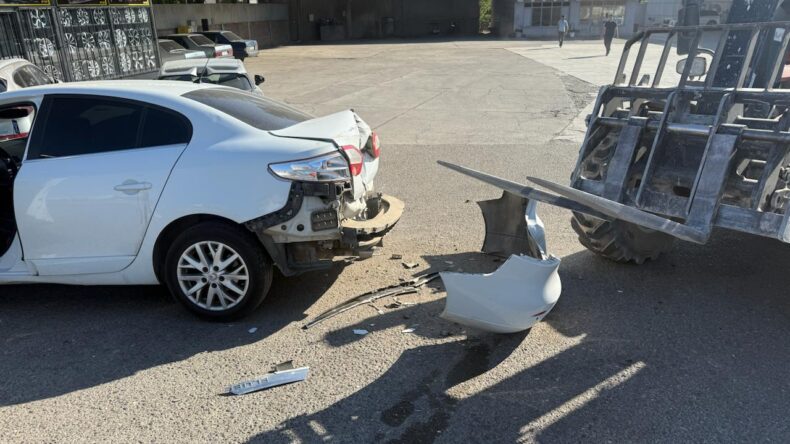 Diyarbakır’da Forklift Park Halindeki Otomobile Çarptı
