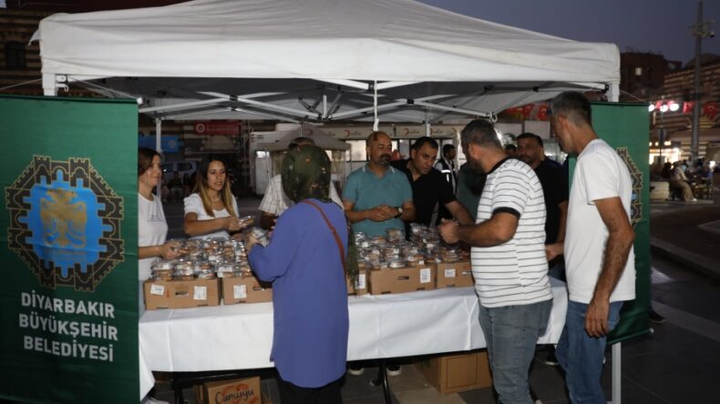 Büyükşehir Belediyesi 20 Bin Kandil Simidi Dağıttı