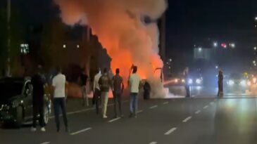 Diyarbakır’da seyyar köfte minibüsü alev alev yandı, o anlar kamerada