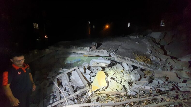 Batman’da 2 katlı metruk bina çöktü