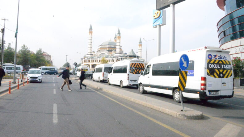 Diyarbakır’da Servisçi Esnafından Büyükşehir Belediyesi Önünde Protesto: “Geçinemiyoruz”