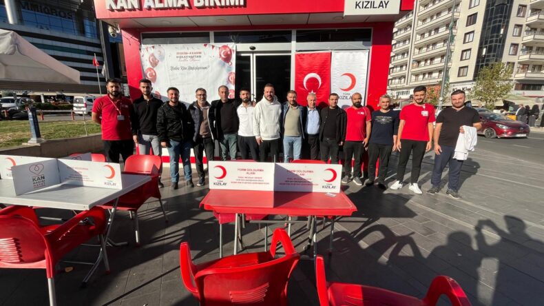 Diyarbakır’daki Eczane Teknisyenlerinden Kızılay Haftası’nda Kan Bağışı