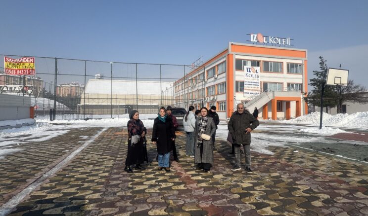 Eğitim Devam Ederken Okula “Satılık” ve “Kiralık” Tabelası Asıldı