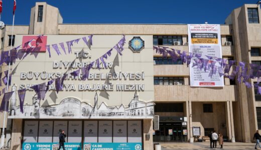 Diyarbakır Büyükşehir Belediyesi, 2025 Yılı Gelir-Gider Tablosunu Binasına Astı
