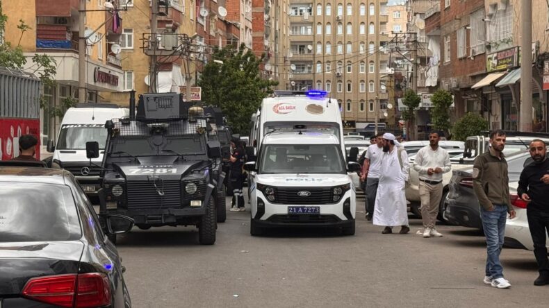 Diyarbakır’da Tekme Ve Yumruklu Kavgada 3 Kişi Yaralandı