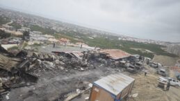 Hatay’da Diyarbakırlı İşçilerin Kaldığı Konteynerlerde Yangın Çıktı; 8 Araç Zarar Gördü