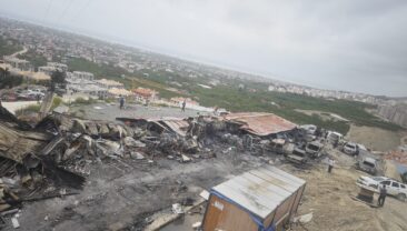Hatay’da Diyarbakırlı İşçilerin Kaldığı Konteynerlerde Yangın Çıktı; 8 Araç Zarar Gördü