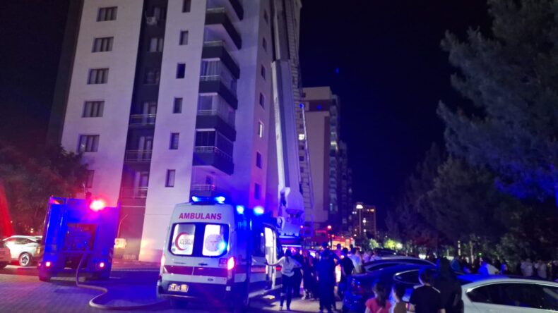 Diyarbakır’da Binanın Havalandırma Boşluğundan Çıkan Yangın Söndürüldü