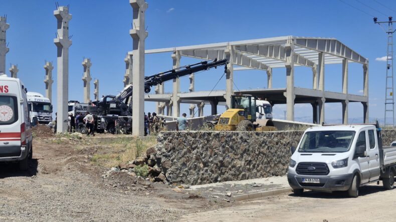 Diyarbakır’da Fabrikada Çalışan İşçilerin Üzerine Beton Blok Düştü; 1 Ölü, 1 Yaralı