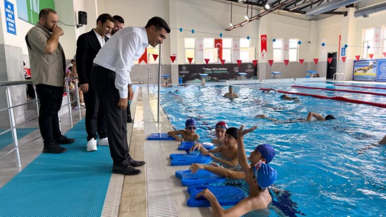 Çınar’da Spor Tesislerini Gezen Yeni Kaymakam Güngör, Sporcularla Buluştu