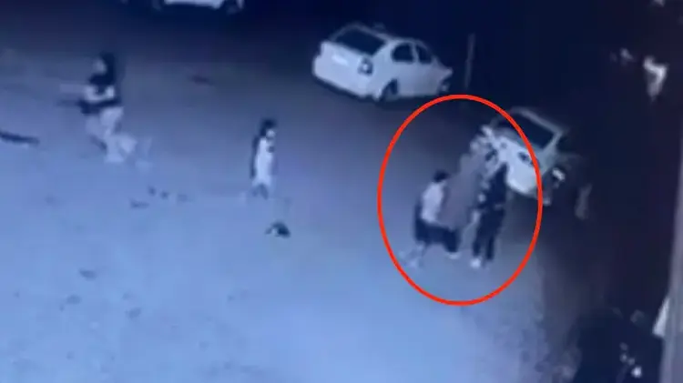 11 Yaşındaki Çocuğu Site Bahçesinde Darbetti; Olay Kamerada