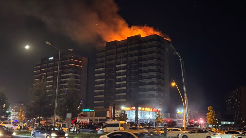 Diyarbakır’da Plazada Çıkan Yangın Kontrol Altına Alındı; 5 Kişi Yangından Etkilendi