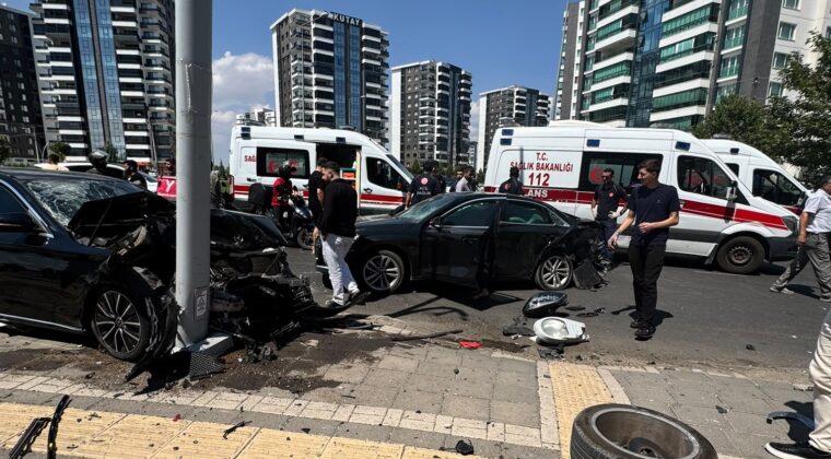 Diyarbakır’da Otomobiller Çarpıştı: 1’i Ağır 2 Yaralı